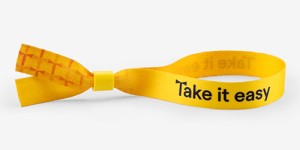 Event wristband with flat yellow clamp, 4/4, PMS 102C