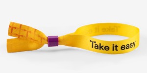 Event wristband with plastic purple closure, 4/4, PMS 249C