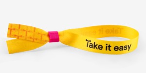 Event wristband with flat pink clamp, 4/4, PMS 219 C