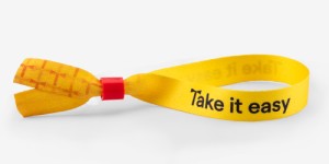 Event wristband with plastic red closure, 4/4, PMS 3546C
