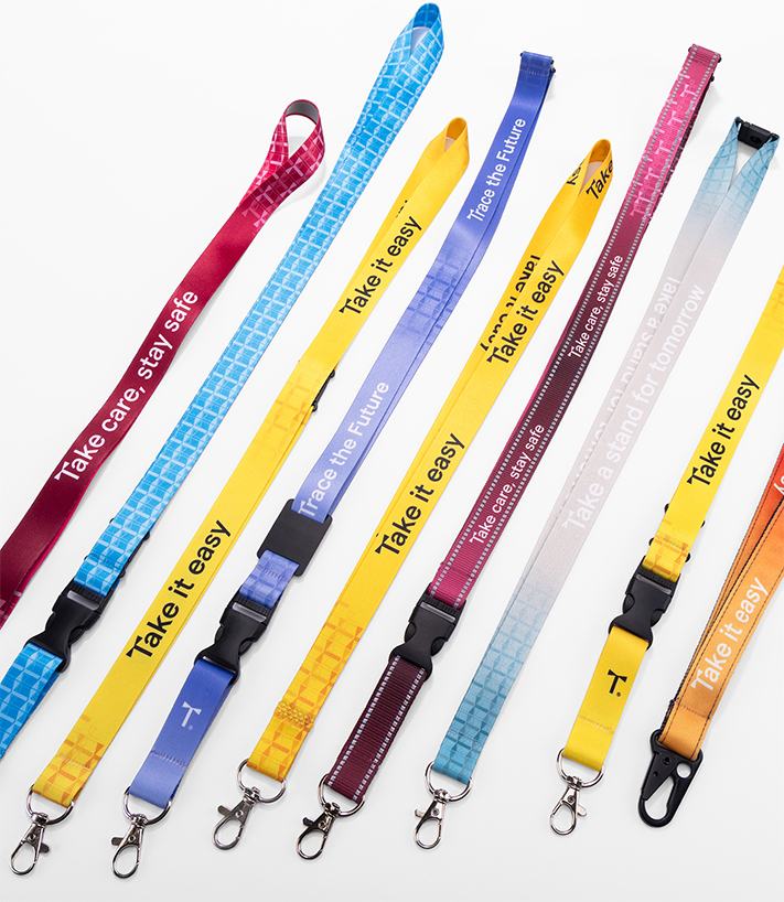 Lanyards promocionales personalizados con impresión de logo de empresa de TedGifted, fabricante de cintas publicitarias con producción exprés.