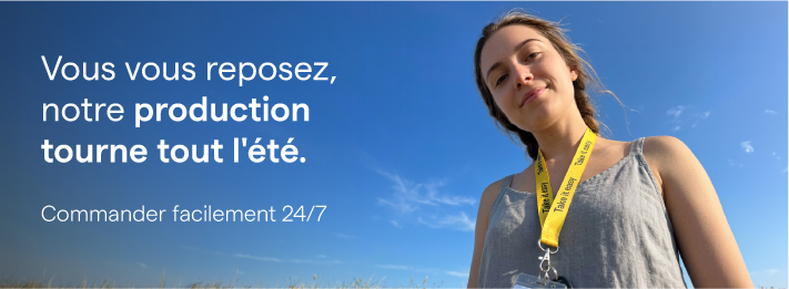 Femme en extérieur avec un cordon porte-badge jaune personnalisé par TedGifted – bannière web annonçant une fabrication assurée tout l'été et la possibilité de commander 24/7 en ligne.