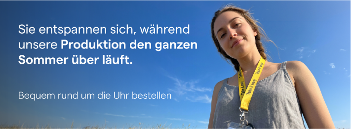 Frau im Freien mit einem bedruckten Lanyard mit Ausweishülle von TedGifted – Website-Banner zur durchgehenden Fertigung im Sommer und 24/7 B2B-Großhandelsbestellung.