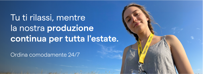 Donna all'aperto con un laccetto da collo pubblicitario TedGifted – banner per sito web che mostra la produzione attiva per tutta l'estate e la configurazione ordini B2B 24/7.