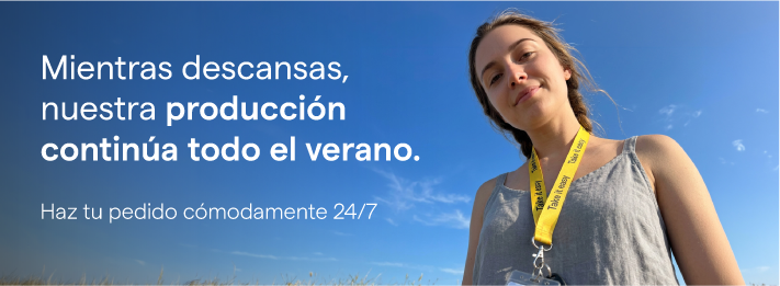 Mujer disfrutan del verano llevando una cinta de acreditación personalizada de TedGifted – banner web promocionando la fabricación estival ininterrumpida y pedidos 24/7 para agencias.