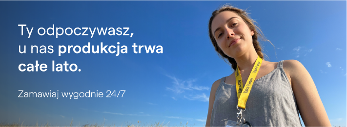 Kobieta wypoczywająca na świeżym powietrzu w żółtej smyczy firmowej z identyfikatorem marki TedGifted – baner informujący o braku przerw wakacyjnych w produkcji oraz całodobowym konfiguratorze zamówie