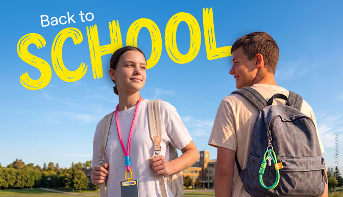 Kolorowa okrągła smycz do telefonu typu Mix'n'Match oraz krótka smycz brelok na klucze noszone przez uczniów w kampanii Back to School.