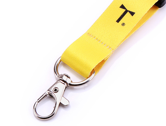 Żółta smycz reklamowa z logo firmy zakończona obrotowym karabińczykiem metalowym do etui i identyfikatorów.