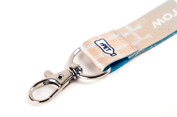 Lanyard ecológica rPET de poliéster reciclado con mosquetón metálico, etiqueta con ícono de botella rPET e impresión de marca.