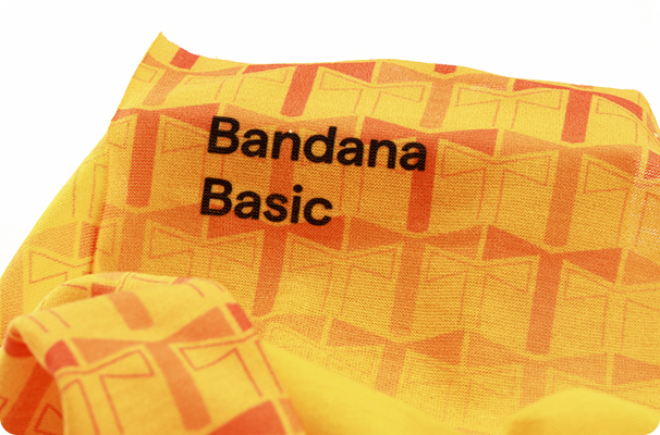 Detailansicht eines Schlauchtuchs mit Logo aus atmungsaktivem Polyester mit langlebigem Sublimationsdruck.