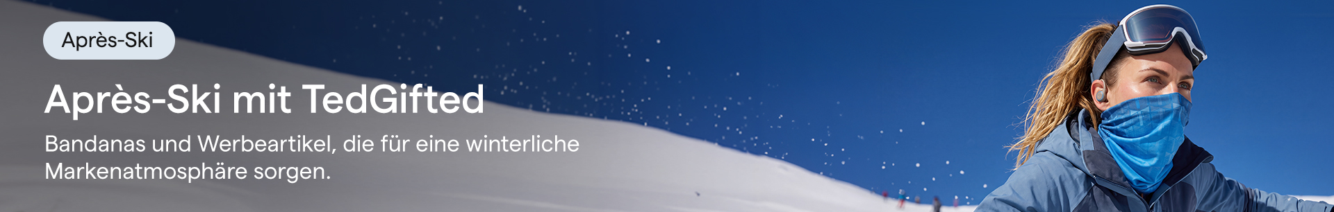 TedGifted Werbebanner fuer Winter-Merchandise im Apres-Ski-Stil mit bedruckten Multifunktionstuechern und personalisierten Liegestuehlen auf der Skipiste.