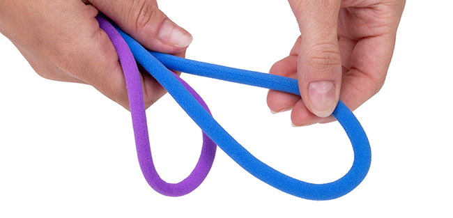 Paso 1 de la guía de montaje de la lanyard personalizada – selección del cordón flexible y doblado del lazo.   