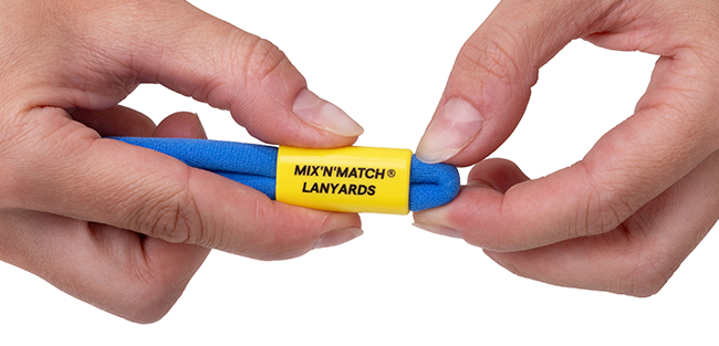Paso 2 del montaje de la lanyard – colocación del tubo con logo personalizado sobre el lazo del cordón.   